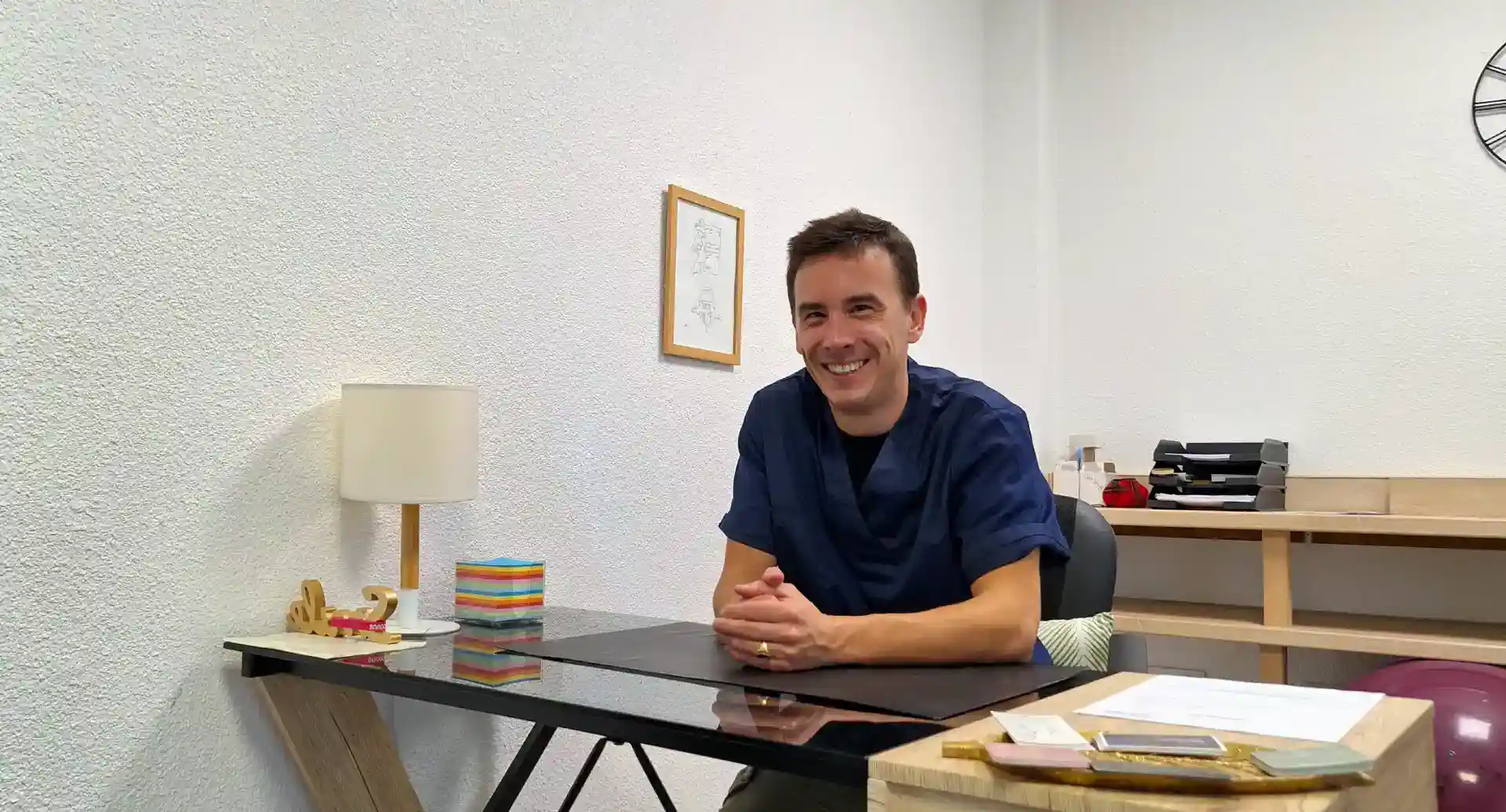 Édouard LE GOURIERES à Narbonne assis à son bureau avec un air accueillant