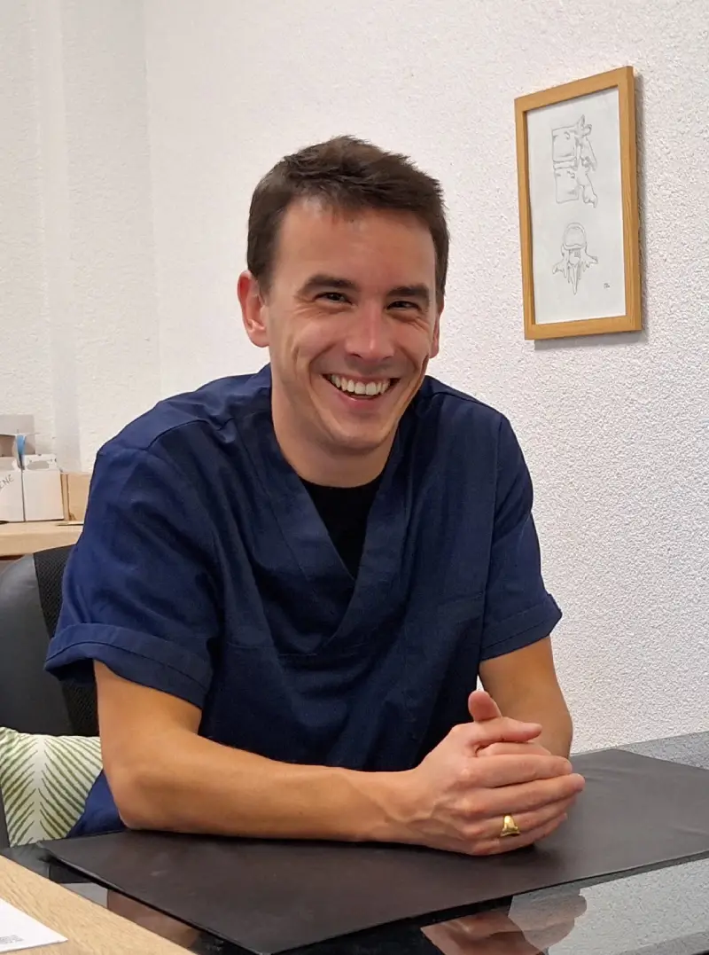 Édouard LE GOURIERES à Narbonne dans son cabinet